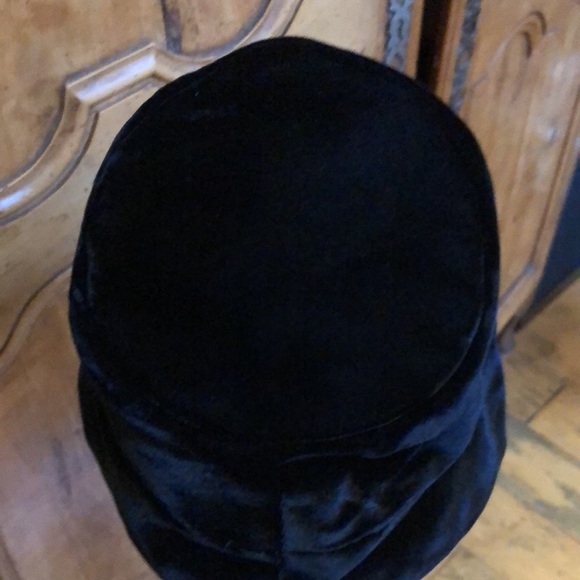 ❄️VINTAGE BLACK VELVET HAT - ASYMMETRICAL DESIGN.  SHORTER IN BACK THAN FRONT❄️ - Picture 4 of 5